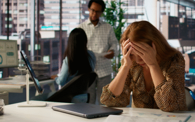 Afastamentos por burnout crescem quase 500% no Brasil em quatro anos, aponta Previdência